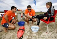 La atenci�n a los afectados por los escarapotes es una de las principales labores de los socorristas.