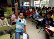 Los rapaces acribillaron a preguntas al protagonista del corto �Idiotas�, que protagonizar� una parte de la revista escolar.