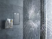 El portal de uno de los bloques est� roto a causa de los golpes.