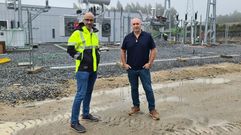 El alcalde de Negreira, Manuel �ngel Leis (derecha), visit� la zona para interesarse por el estado de ejecuci�n del parque e�lico