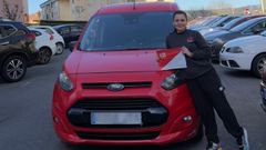 Andrea Restrepo, con la furgoneta roja con la que reparte�para la firma CTT Express