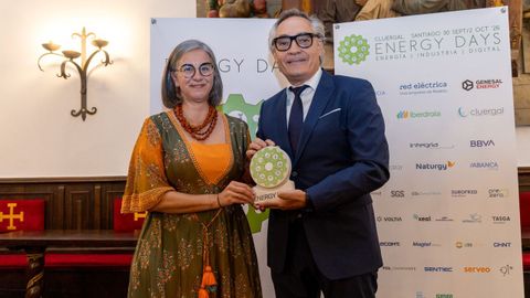La responsable de Energ�as Renovables de Naturgy en Galicia, Mar�a Landeira, le entreg� el premio a Jos� Manuel Pazo Paniagua