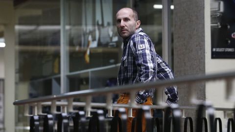 Jcome, posando en las Galeras Centrales, donde tiene su negocio y desde donde dirige DO