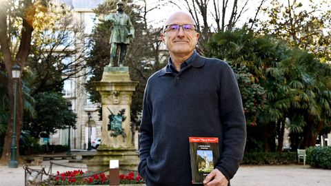 El periodista e historiador Jorge Lamas, en la Alameda de Vigo. 