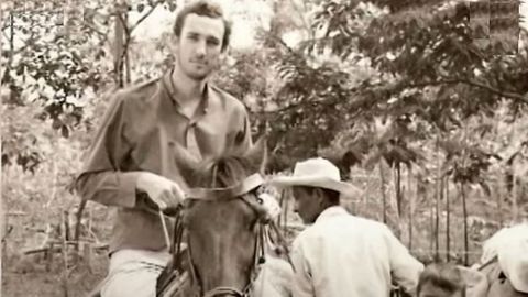 El misionero gallego, en su juventud a caballo