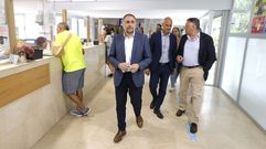 El conselleiro de Sanidade, Julio Garca Comesaa; el gerente del rea Sanitaria, Jos Flores; y el alcalde de Sanxenxo, Telmo Martn, visitan el centro de salud de Baltar, en Portonovo