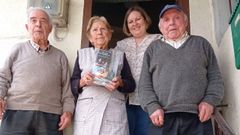 Sonia Mar�a Garc�a cos irm�ns Juan, Soledad e Eladio V�zquez, que proporcionaron � autora boa parte das informaci�ns que aparecen no seu novo libro. 