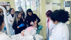 Alumnado practicando en el gabinete dental del CIFP A Carballeira