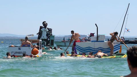 Festa da Dorna: Rejata de Embarcasi�ns feitas a machada e pan de millo na playa de Coroso