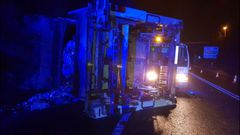 Vuelca un cami�n de la basura de madrugada en la V�a do Saln�s