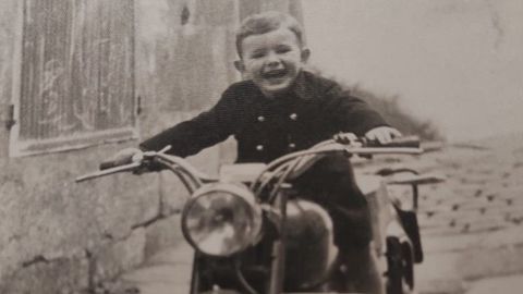 Celso L�pez, presidente de la Asamblea Republicana de Vigo, de ni�o. Naci� en A Pedra y los ruidos del puerto, la Colegiata y la carnicer�a de su abuela obtiene los primeros recuerdos de su infancia