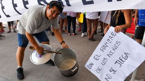 Un hombre protesta con una olla vac�a, ayer en Ciudadela, Buenos Aires.