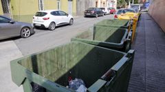 Los habitantes de la narcocasa se deshacen de sus excrementos en los contenedores de basura instalados en la esquina de su calle