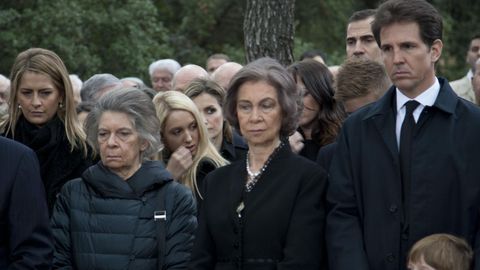 Junto a su hermana Sof�a en la misa en el palacio de Tatoi, en Grecia, por el 50 aniversario de su padre, Pablo I