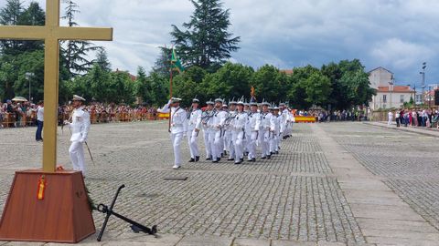 Desfile militar tras el acto de homenaje a los cados por la patria