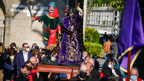 Los sonenses salieron a contemplar el paso de una procesin que parti de la iglesia parroquial para llegar a la capilla de A Atalaia.