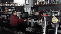 Los cortes afectan a viviendas y negocios del centro de la localidad, como es el caso de bar Golfox.
