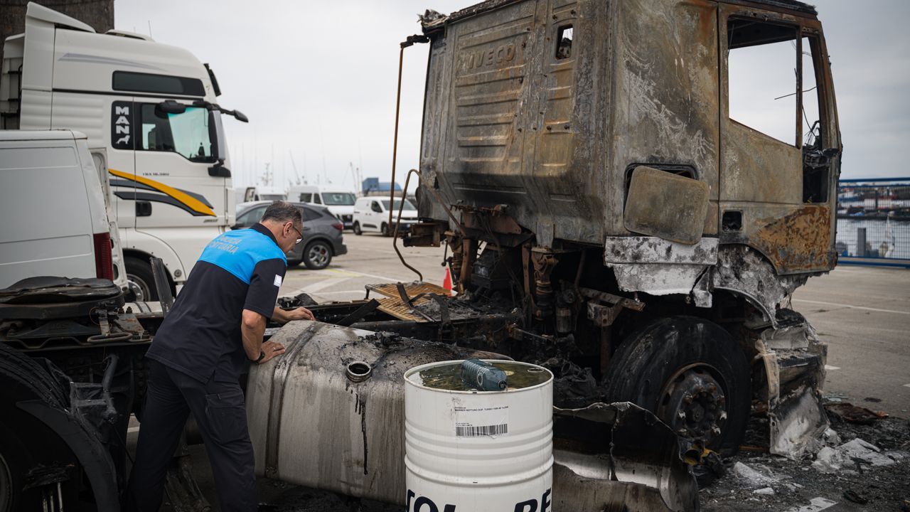 El Juzgado autoriza la retirada del camión okupa quemado en Ribeira