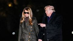 Trump y la primera dama, a su llegada a Washington la noche del domingo desde Florida.