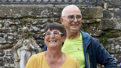 Marie Bouleau y su marido, este jueves tras llegar a Santiago.