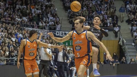 Alex Barcello pasa el bal�n ante Pacheco y Jou en el duelo de la primera vuelta.