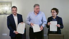 El concejal de Geroa Bai, Mikel Armendáriz; el candidato de EH Bildu a la alcalda de Pamplona, Joseba Asiron, y el portavoz de Contigo Zurekin, Txema Maulen, firman el programa de gobierno.