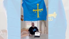 LarryShyGuy, americano amante de Espa�a, con una bandera de Asturias en su casa