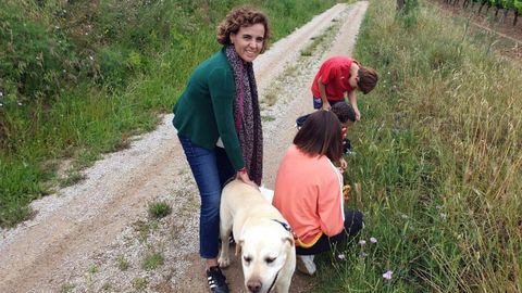 La candidata del PP al Parlamento Europeo, Dolors Montserrat, paseando durante la jornada de reflexin por San Sadurn de Noya