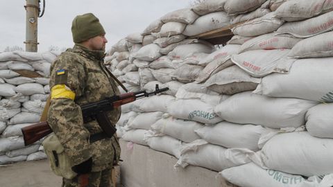 Un soldado ucraniano vigila la entrada a Kiev