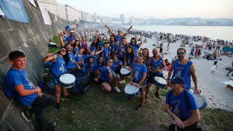 Los Kilomberos en la playa del Orz�n, en A Coru�a. 