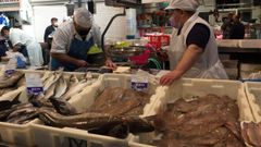 Parte de los pescados y mariscos frescos que ofrec�an este mi�rcoles en una pescader�a de la plaza de abastos de Bueu