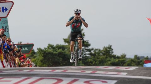 La llegada del ganador de la etapa de La Vuelta, Pablo Castrillo (Kern Pharma) a la estacin de Manzaneda.