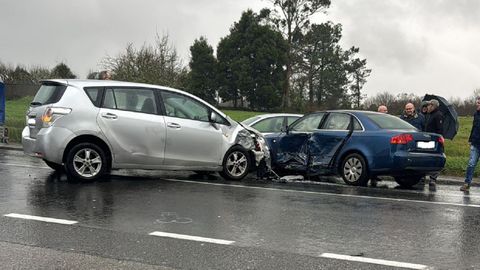 El accidente de A Capela se sald� con da�os materiales y una persona herida