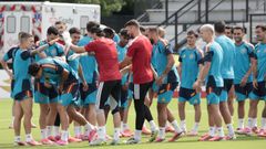 Los jugadores de Espa�a haciendo el pasillo a Pubill, que sopl� las velas este s�bado.