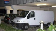 Imagen del veh�culo (blanco) en el que viajaban 26 inmigrantes