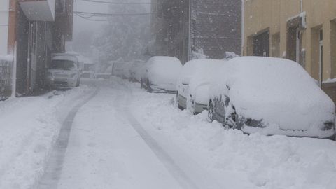 Una espesa capa helada cubr�a los coches estacionados en A Fonsagrada  