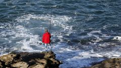 Un pescador recreativo en el interior de la ra de Viveiro