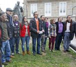 <span lang= es-es >RETROSPECTIVA</span>.<span lang= gl > Luis Rei N��ez aparece na primeira destas imaxes nun acto de presentaci�n dunha das s�as novelas, o seu escenario habitual como escritor, e na outra cos membros da candidatura de Marea Pontevedra � alcald�a, a nova tarefa na que agora est� inmerso para intentar cambiar o rumbo da pol�tica local e que se toma como un servizo temporal � cidade. </span>
