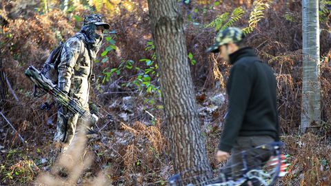 Imagen de archivo de dos cazadores usando arco para capturar jabal�es en los montes de�A Madroa, en Vigo.