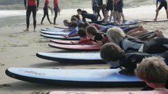 Imagen de archivo de una clase de surf en Pant�n.