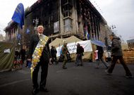 Un ucraniano muestra sus medallas en la plaza de la Independencia de Kiev.