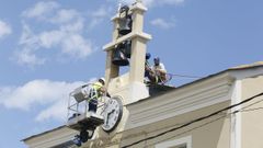 El�equipo de Relojer�a Nemesio, de A Coru�a, en Rinlo�reparando el antiguo reloj