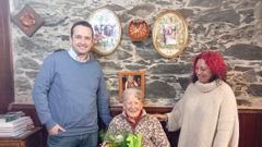 La homenajeada, flanqueada por el alcalde de Mugardos y la edila Ana Varela. 