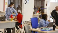 Segunda jornada de vacunaci�n masiva en FIMO, en Ferrol, el 8 de abril