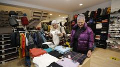 Gente comprando en comercios de Viveiro