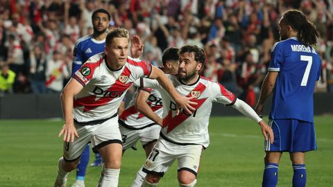  Alemao y Unai Lopez celebran el 1-0 del Rayo Vallecano.