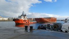 Remolcadores refugiando del temporal en el Puerto de A Coru�a una gran estructura flotante que se dirig�a a Francia