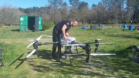 Un dron para poder botar produtos fitosanitarios en �reas de dif�cil acceso e con delimitaci�n moi precisa