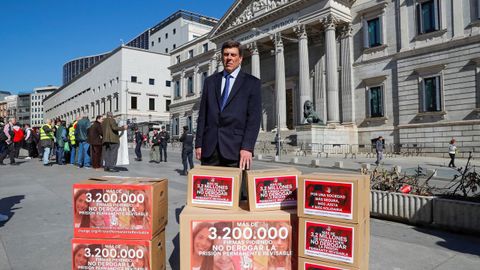 Juan Carlos Quer, cuando presentó las firmas contra la derogación de la prisión permanente revisable
