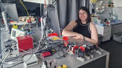 Ver�nica Mieites en el laboratorio donde investiga sobre fot�nica aplicada a la salud en Berna, Suiza